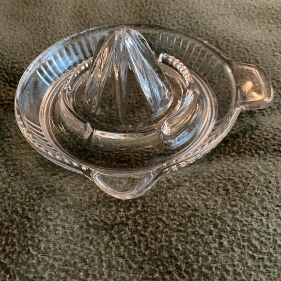 Small vintage juice squeezer. Heavy glass. Approximately 6” across and 1” deep. - Picture 3 of 4